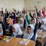 Una clase de niñas antes de la llegada de los talibanes