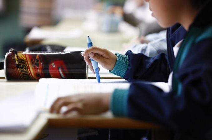 Niño dando clase en un colegio