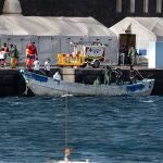 Llegada de un cayuco con migrantes subsaharianos, en el Puerto de La Restinga, a 14 de agosto de 2024, en Ceuta (España).