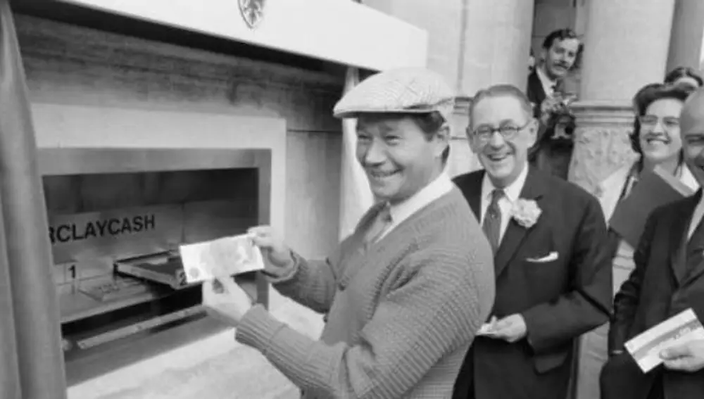 El actor Reg Varney usando el primer cajero automático en su inauguración el 27 de junio de 1967.