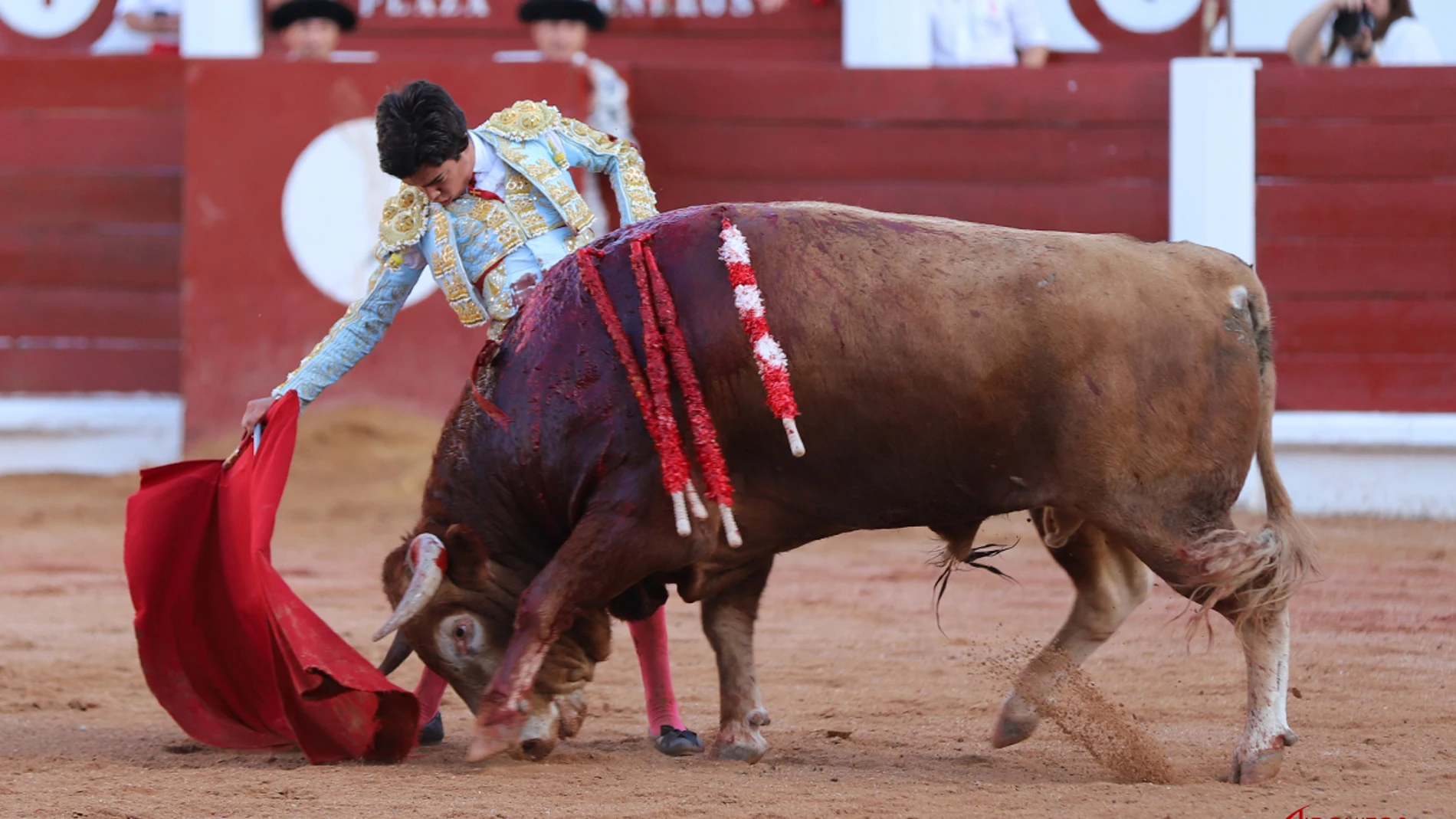 El acero frustró el mano a mano del futuro en Gijón