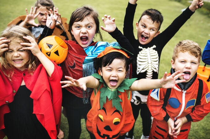 Niños disfrazados celebrando Halloween en Estados Unidos