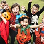 Niños disfrazados celebrando Halloween en Estados Unidos