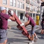 MADRID.-S.S. de los Reyes.- Comienzan a montarse las talanqueras para los encierros de las fiestas de finales de mes