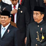 El presidente saliente de Indonesia, Joko Widodo (dcha), junto al ministro de Defensa