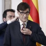 El presidente electo de la Generalitat, Salvador Illa (d), y el expresidente, Pere Aragones, durante el acto de toma posesión de Illa este sábado en Barcelona. Illa fue investido el pasado jueves, fecha en la que el expresidente catalán Carles Puigdemont hizo una fugaz irrupción en la capital catalana tras la que huyó para eludir su detención. Puigdemont asegura encontrarse ya de regreso a Waterloo (Bélgica).