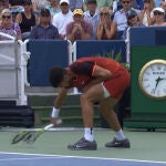 Alcaraz destroza una raqueta por la impotencia ante Monfils