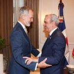 El Rey Felipe VI (i) mantiene un encuentro con el presidnete de la República Dominicana, Luis Abinader (d), en el Palacio Nacional.