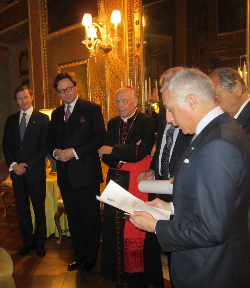 De izquierda a derecha, a S.A.R. Don Pedro de Borbón-Dos Sicilias y Orleans, duque de Calabria, a S.A.S. el príncipe Emanuel, entonces príncipe heredero de Salm Salm, a S.Em.R. el Cardenal Giovanni Battista Re cuando cuando el príncipe Emanuel entró a formar parte de la Sacra y Militar Orden Constantiniana de San Jorge