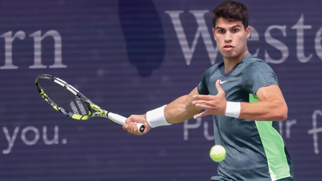 AMP.- Tenis/Cincinnati.- Carlos Alcaraz no pasa de su aplazado debut y Paula Badosa sigue lanzada en Cincinnati