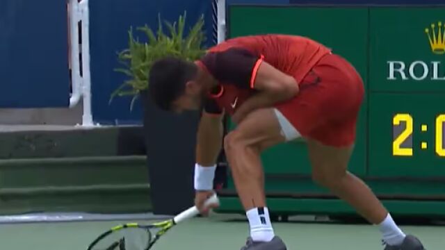 Alcaraz destrozando su raqueta