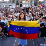  La presidenta de la Comunidad de Madrid Isabel Díaz Ayuso interviene en la "Concentración por la Verdad de Venezuela" convocada a nivel Mundial, este sábado en la Puerta del Sol, en Madrid. 