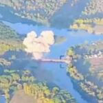 Momento en que estalla una bomba sobre un puente ruso en la región de Kursk