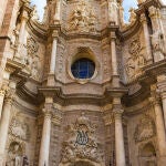 Imagen de la conocida como Puerta de los Hierros de la Catedral de Valencia, que cada día es visitada por miles de turistas