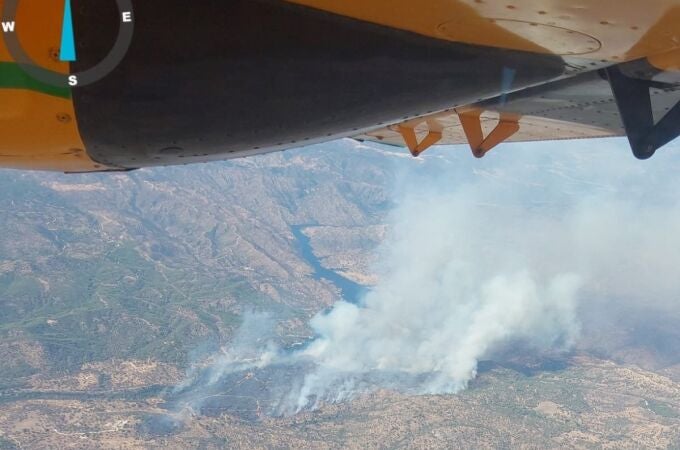 Jaén.- Sucesos.- Ocho medios aéreos y 70 efectivos tratan de contener el fuego junto al embalse Encinarejo en Andújar