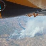 Jaén.- Sucesos.- Ocho medios aéreos y 70 efectivos tratan de contener el fuego junto al embalse Encinarejo en Andújar