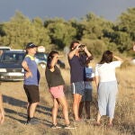 Vecinos de la localidad observan las evoluciones del incendio
