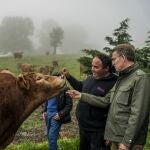 El presidente del PP, Alberto Núñez Feijoó (d), visita la ganadería "El Cerrillo" en Ruesga (Cantabria).