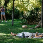 Cualquier sombra es apetecible para escapar del calor
