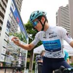 Nicolas Vinokurov, en un control de firmas de la Vuelta a Japón