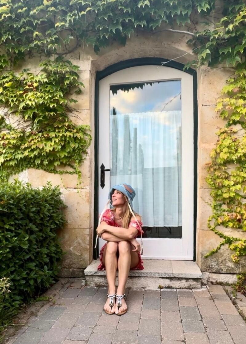Elsa Pataky con sandalias planas joya rebajadas de El Corte Inglés.