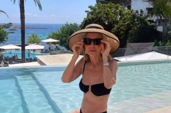 Carmen Lomana con el sombrero más sofisticado del verano.