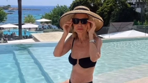 Carmen Lomana con el sombrero más sofisticado del verano.
