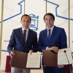 Conrado Íscar y Juan Carlos Suárez-Quiñones en la firma del convenio