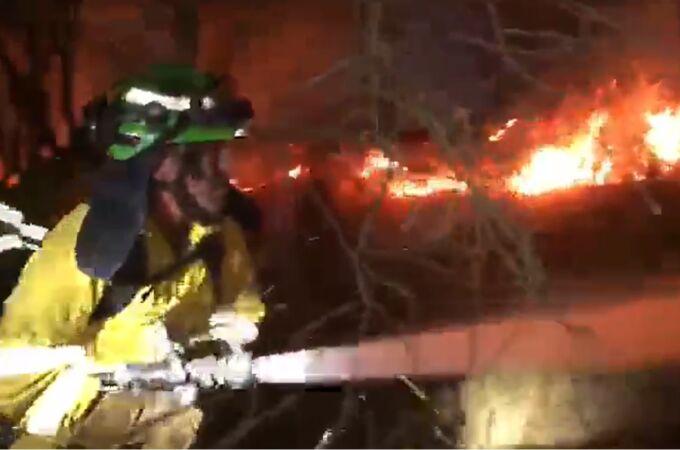 Espectaculares imágenes: los bomberos contienen el avance del fuego en Andújar tras una intensa madrugada