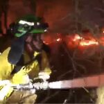 Espectaculares imágenes: los bomberos contienen el avance del fuego en Andújar tras una intensa madrugada