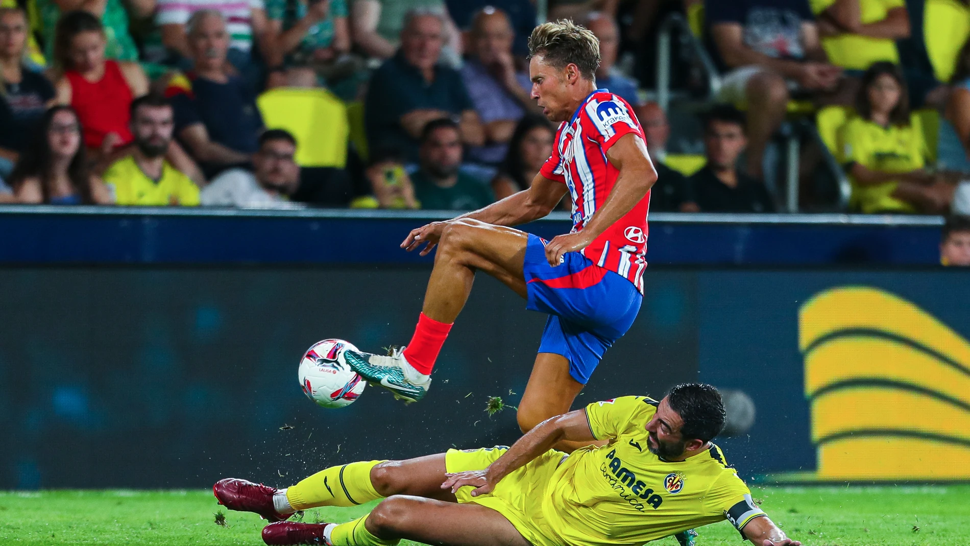 Marcos Llorente of Atletico de Madrid and Raul Albiol of Villarreal CF in action during the Spanish league, La Liga EA Sports, football match played between Villarreal CF and Atletico de Madrid at La Ceramica stadium on August 19, 2024, in Valencia, Spain. AFP7 19/08/2024 ONLY FOR USE IN SPAIN