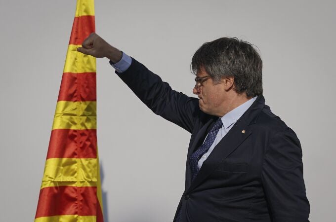 Catalan independence leader and former President Carles Puigdemont addresses supporters after his arrival near the Catalan parliament to attend the investiture debate in Barcelona, Spain, Thursday Aug. 8, 2024. Puigdemont, the former leader of Catalonia who left Spain after organizing an independence referendum in the Spanish northeastern region seven years ago, announced that he plans to return home on Thursday despite the likelihood of being arrested on his return. (AP Photo/Joan Mateu)