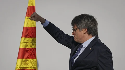 Catalan independence leader and former President Carles Puigdemont addresses supporters after his arrival near the Catalan parliament to attend the investiture debate in Barcelona, Spain, Thursday Aug. 8, 2024. Puigdemont, the former leader of Catalonia who left Spain after organizing an independence referendum in the Spanish northeastern region seven years ago, announced that he plans to return home on Thursday despite the likelihood of being arrested on his return. (AP Photo/Joan Mateu)