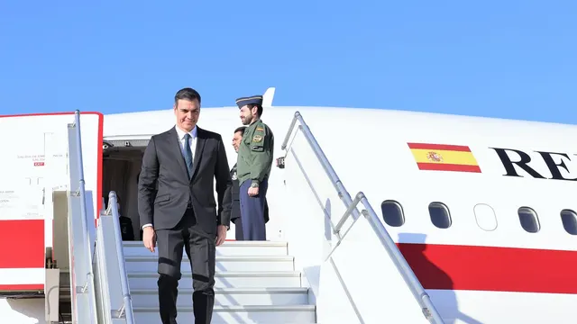 El presidente del Gobierno de España, Pedro Sánchez, baja del avión presidencial.