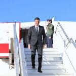 El presidente del Gobierno de España, Pedro Sánchez, baja del avión presidencial.