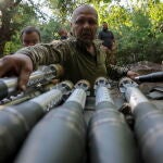 Un soldado ucraniano toma posiciones cerca de Chasiv Yar, en Donetsk