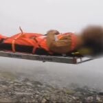 El senderista accidentado en el Moncayo es transportado en camilla por efectivos del GREIM.