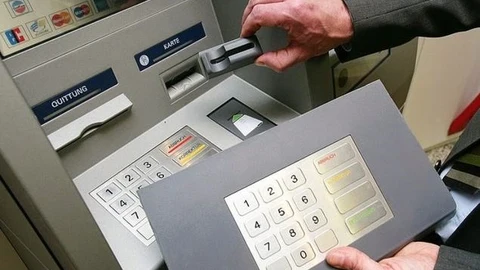 Dispositivo usado en la estafa conocida como 'skimming', que permite capturar datos personales, bancarios y claves de seguridad de las tarjetas en los cajeros automáticos
