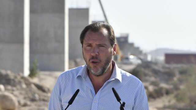 El ministro de Transportes, Óscar Puente, durante una visita a las obras de la alta velocidad en Níjar (Almería).