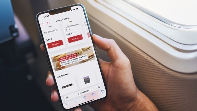 Los pasajeros de Iberia Express podrán pedir comida a bordo del avión desde su móvil