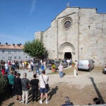 La Colegiata de Santa María de Baiona se llenó para el funeral de cuerpo presente de uno de los fallecidos. 