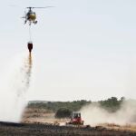 Tareas de extinción del incendio en Castrillo de los Polvazares