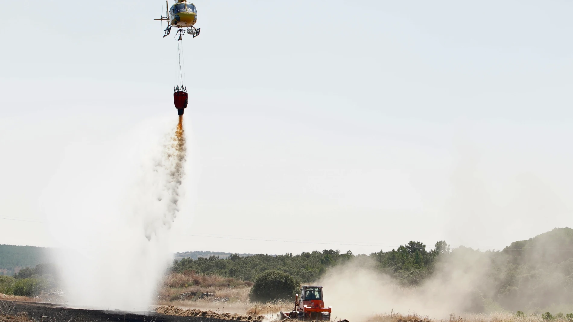 Tareas de extinción del incendio en Castrillo de los Polvazares