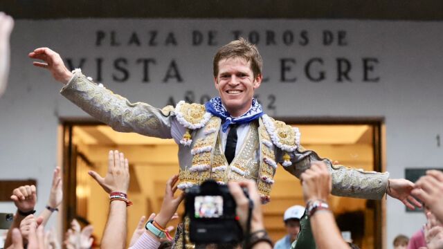 El diestro Borja Jiménez sale a hombres de la plaza de toros de Bilbao.