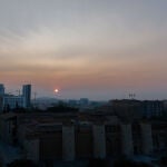 El humo de los incendios de Canadá se notó este martes en los atardeceres, al ocultar el sol antes de su ocaso. En la imagen, el cielo en Zaragoza