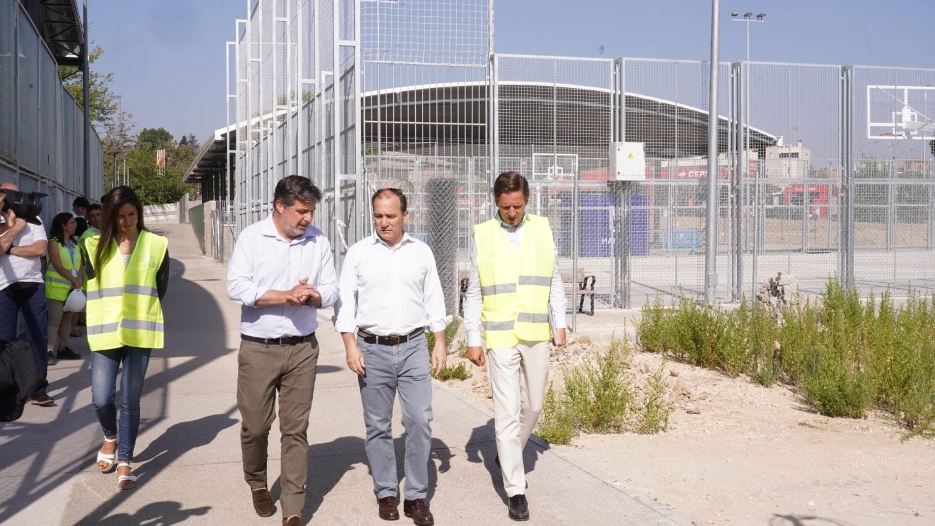 El delegado de Urbanismo, Medio Ambiente y Movilidad, Borja Carabante, en su visita al Centro Deportivo Municipal de Barajas junto al concejal del distrito, Juan Peña AYUNTAMIENTO DE MADRID 20/08/2024