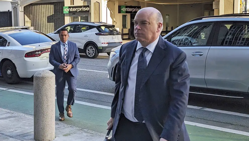FILE - British tech magnate Mike Lynch walks into federal court in San Francisco, March 26, 2024, (AP Photo/Michael Liedtke, File)