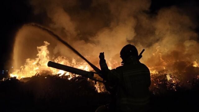 Bomberos de Gijón trabajan en la extinción de un incendio en las instalaciones de Cogersa, en Serín (Gijón)