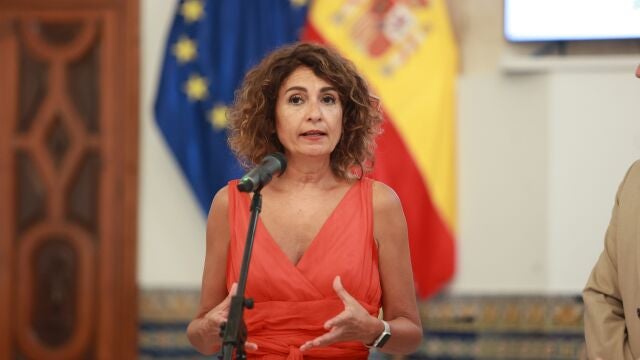 La vicepresidenta primera del Gobierno y ministra de Hacienda, María Jesús Montero, atiende a los medios en Rota (Cádiz).