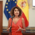 La vicepresidenta primera del Gobierno y ministra de Hacienda, María Jesús Montero, atiende a los medios en Rota (Cádiz).